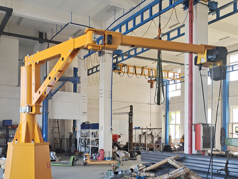 ​精准吊装，提升生产效率——移动式折臂吊与电动葫芦助力加工件吊装