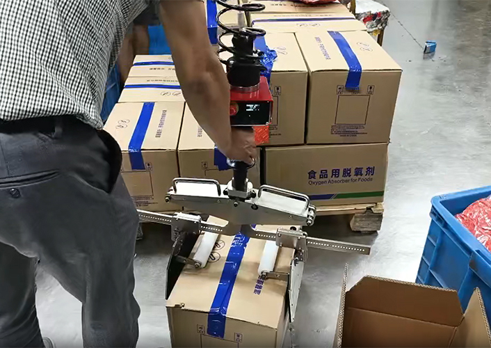 立柱式折臂吊+箱体夹具助力某科技公司高效搬运食品用脱氧剂