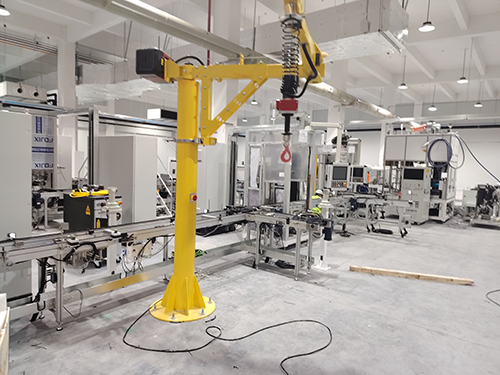 一台折臂吊，解决三个人的问题