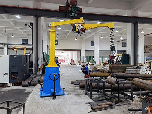 狭小车间空间，也能实现高效吊运？折臂吊的答案